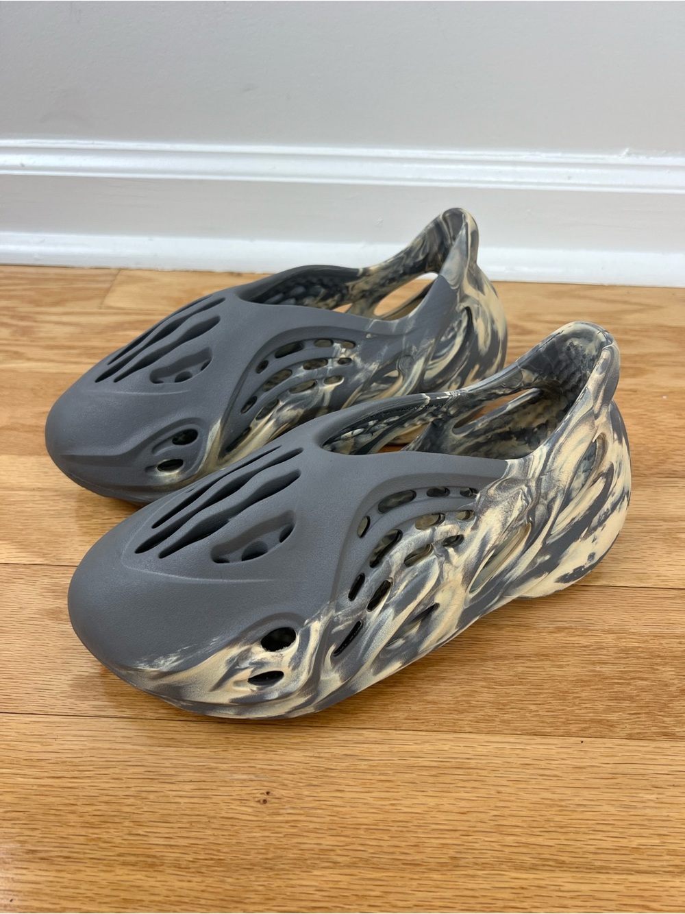 Adidas Yeezy Foam RNNR MXT Moon Gray Size 6 Men / 7.5 Women Unisex